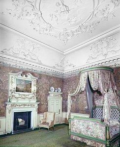 El dormitorio estatal con techo de James Paine (1717-89) y papel tapiz chino de Robert Adam (1728-92) c.1760-70 de English School